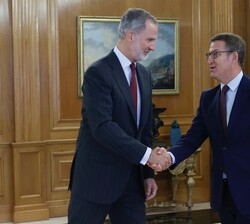 Su Majestad el Rey recibe el saludo del representante del Partido Popular, Don Alberto Núñez Feijóo