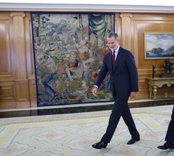 Su Majestad el Rey se dirige a su despacho con el representante del Partido Popular, Don Alberto Núñez Feijoo