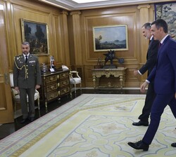 Su Majestad el Rey se dirige a su despacho con el representante del Partido Socialista Obrero Español, Don Pedro Sánchez Pérez-Castejón