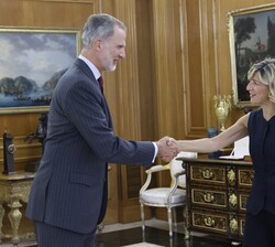 Su Majestad el Rey recibe el saludo de la representante de SUMAR, Doña Yolanda Díaz Pérez