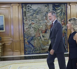 Su Majestad el Rey se dirige a su despacho con la representante de SUMAR, Doña Yolanda Díaz Pérez