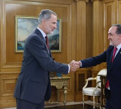 Su Majestad el Rey recibe el saludo del representante de Unión del Pueblo Navarro, Don Javier Esparza Abaurrea