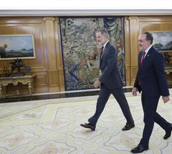 Su Majestad el Rey se dirige a su despacho con el representante de Unión del Pueblo Navarro, Don Javier Esparza Abaurrea