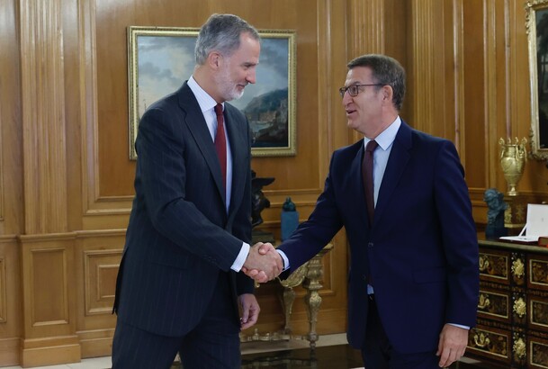 Su Majestad el Rey recibe el saludo del representante del Partido Popular, Don Alberto Núñez Feijóo
