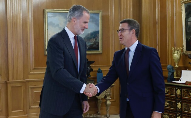 Su Majestad el Rey recibe el saludo del representante del Partido Popular, Don Alberto Núñez Feijóo