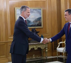 Su Majestad el Rey recibe el saludo del representante del Partido Socialista Obrero Español, Don Pedro Sánchez Pérez-Castejón