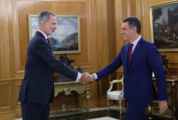 Su Majestad el Rey recibe el saludo del representante del Partido Socialista Obrero Español, Don Pedro Sánchez Pérez-Castejón