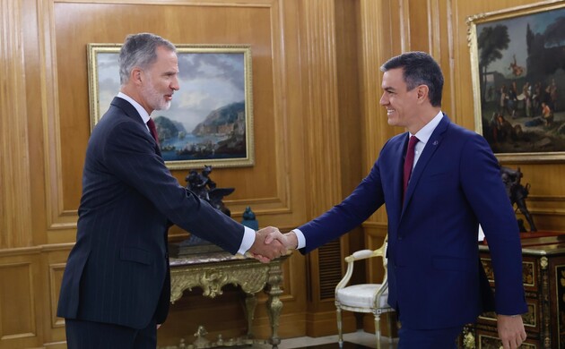 Su Majestad el Rey recibe el saludo del representante del Partido Socialista Obrero Español, Don Pedro Sánchez Pérez-Castejón