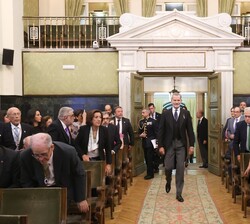 Su Majestad el Rey accede al salón de actos de la Real Academia de Ciencias Exactas, Físicas y Naturales de España