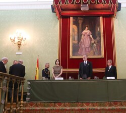 Su Majestad el Rey en la mesa presidencial del salón de actos de la Real Academia de Ciencias Exactas, Físicas y Naturales de España