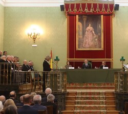 Su Majestad el Rey durante la lectura de la memoria de actividades del curso anterior de las Reales Academias, por parte de la secretaria general de l