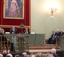 Su Majestad el Rey durante la lección inaugural: “Una apasionante exploración: la regulación de la expresión génica”, por parte del académ