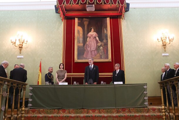 Su Majestad el Rey en la mesa presidencial del salón de actos de la Real Academia de Ciencias Exactas, Físicas y Naturales de España