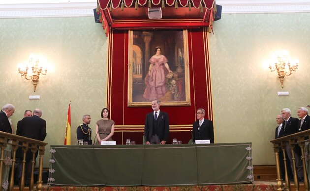 Su Majestad el Rey en la mesa presidencial del salón de actos de la Real Academia de Ciencias Exactas, Físicas y Naturales de España