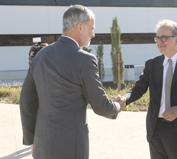 Su Majestad el Rey es recibido por el ministro de Universidades en funciones, Joan Subirats, en presencia del alcalde de Tres Cantos, Jesús Moreno