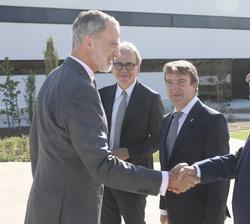 Su Majestad el Rey es recibido por el presidente del Grupo Planeta y Atresmedia, José Creuheras