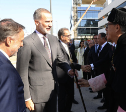 Su Majestad el Rey recibe el bastón rectoral de manos del rector de UNIE Universidad, Segundo Píriz