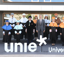 Fotografía de grupo de Su Majestad el Rey con el claustro académico de UNIE Universidad