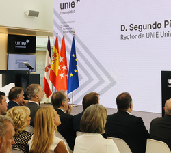 Su Majestad el Rey en primera fila de asientos durante la intervención del rector de UNIE Universidad, Segundo Píriz