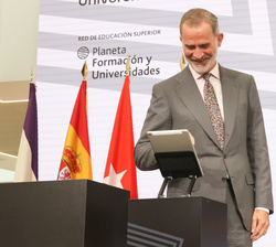 Su Majestad el Rey pulsa en una tableta, proyectándose sobre una pantalla led una placa conmemorativa