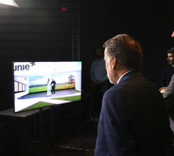Su Majestad el Rey durante su visita al estudio de realización y plató