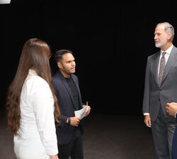 Su Majestad el Rey conversa con unos alumnos del estudio de realización y plató