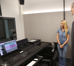 Su Majestad el Rey durante su visita al estudio de sonido