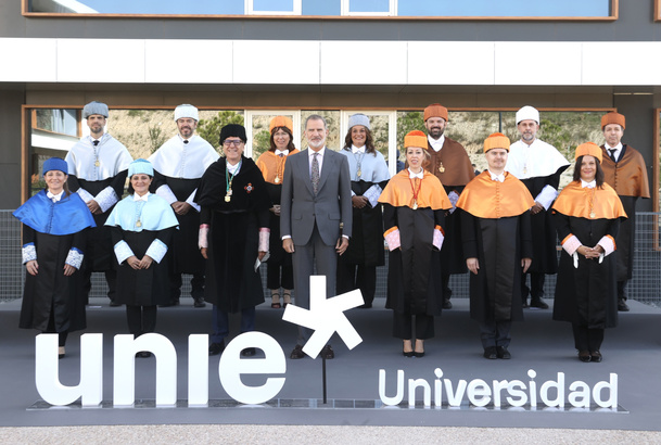 Fotografía de grupo de Su Majestad el Rey con el claustro académico de UNIE Universidad