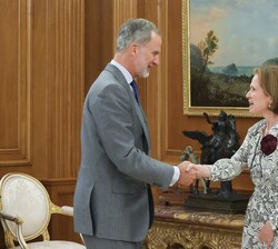 Su Majestad el Rey recibe el saludo de la presidenta del Tribunal Europeo de Derechos Humanos (TEDH), Siofra O`Leary