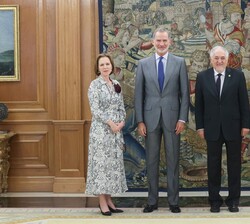 El Rey junto a la presidenta del Tribunal Europeo de Derechos Humanos (TEDH), Siofra O`Leary, y al presidente del Tribunal Constitucional, Cándido Con
