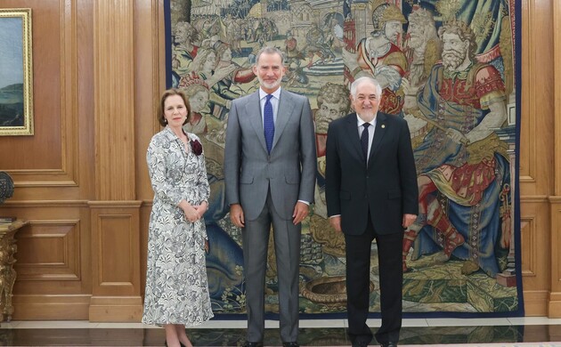 El Rey junto a la presidenta del Tribunal Europeo de Derechos Humanos (TEDH), Siofra O`Leary, y al presidente del Tribunal Constitucional, Cándido Con