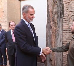 Su Majestad el Rey recibe el saludo del Presidente de Ucrania, Volodimir Zelenski en un encuentro previo a la cena ofrecida a los Jefes de Estado y de