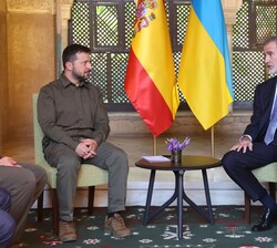 Su Majestad el Rey junto al Presidente de Ucrania, Volodimir Zelenski durante el encuentro que han mantenido