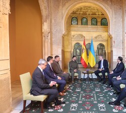 Su Majestad el Rey y el Presidente de Ucrania acompañados por las delegaciones de ambos paises