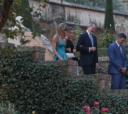 Sus Majestades los Reyes junto al Presidente del Gobierno en funciones y su esposa se dirigen al Patio de los Leones
