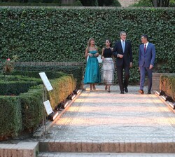 Sus Majestades los Reyes junto al Presidente del Gobierno en funciones y su esposa durante su trayecto al Patio de los Leones