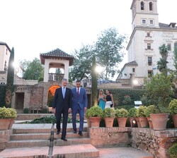 Vista de Sus Majestades los Reyes acompañados por el Presidente del Gobierno en funciones y su esposa en la Alhambra