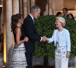 Sus Majestades los Reyes reciben el saludo de la Presidenta de la Comisión Europea, Ursula von der Leyen