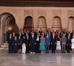 Sus Majestades los Reyes junto a los Jefes de Estado y Presidentes del Gobierno asistentes a la Cumbre de la Comunidad Política Europea y sus cónyuges