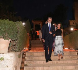 Sus Majestades los Reyes se dirigen al Parador de Granada