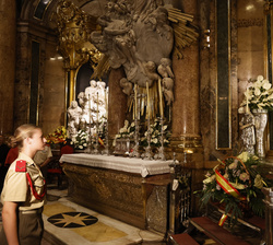 Su Alteza Real la Princesa de Asturias ante la Virgen del Pilar