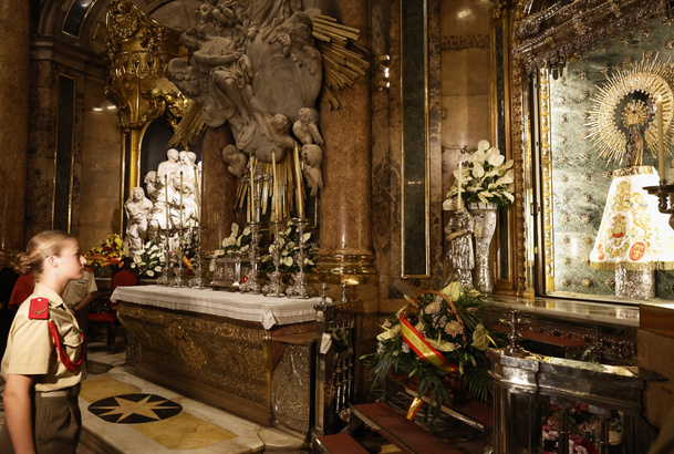 Su Alteza Real la Princesa de Asturias ante la Virgen del Pilar