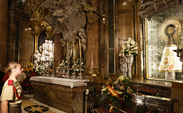 Su Alteza Real la Princesa de Asturias ante la Virgen del Pilar
