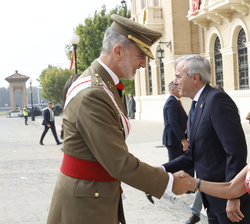 Sus Majestades los Reyes son recibidos por la ministra de Defensa en funciones, Margarita Robles, a su llegada a la Academia General Militar