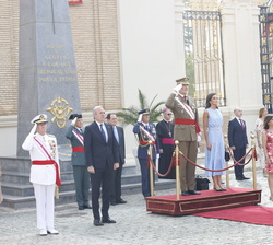 Sus Majestades los Reyes a su llegada a la Academia General Militar durante la interpretación del Himno Nacional