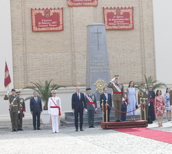 Sus Majestades los Reyes a su llegada a la Academia General Militar reciben novedades del jefe que manda la fuerza