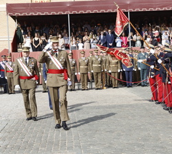 Su Majestad el Rey pasa frente a Su Alteza Real la Princesa de Asturias durante la revista a la fuerza