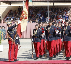 Su Alteza Real la Princesa de Asturias tras realizar el acto de refrendo del juramento, desfila de a tres bajo la Bandera