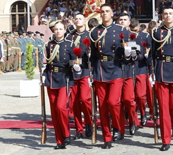 Su Alteza Real la Princesa de Asturias tras realizar el acto de refrendo del juramento, desfila de a tres bajo la Bandera