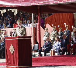 Su Majestad el Rey durante su alocución a los alumnos que han jurado Bandera